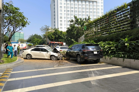 Ô tô tông liên hoàn hơn 10 xe, lao vào chung cư ở cửa ngõ Tân Sơn Nhất