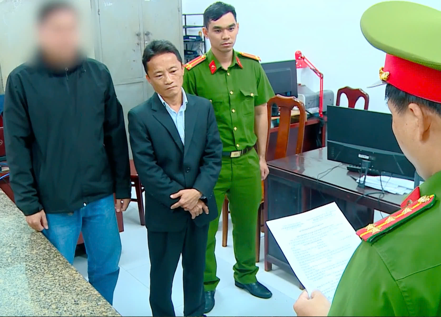 Bắt Bình Con- tài xế Mercedes bẻ hoa rồi rút kiếm