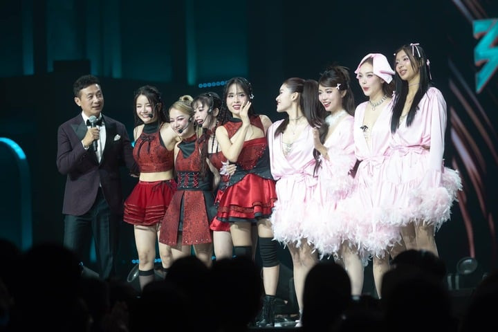 Nữ ca sỹ biến hoá trong từng công diễn.