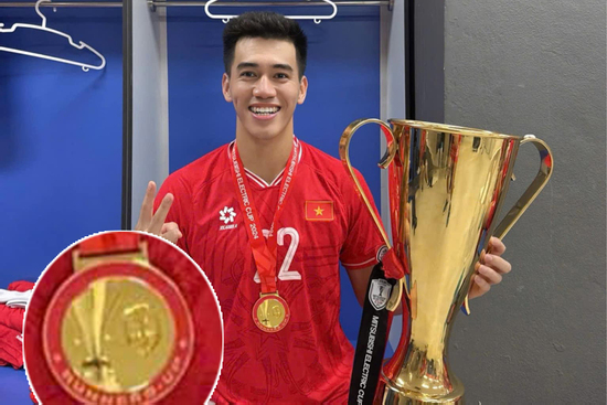 Soi nhà cầu thủ gặp sự cố dở khóc dở cười với chiếc HCV AFF Cup