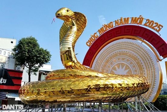 Chiêm ngưỡng linh vật rắn vàng, sống động như thật ở xứ công tử Bạc Liêu