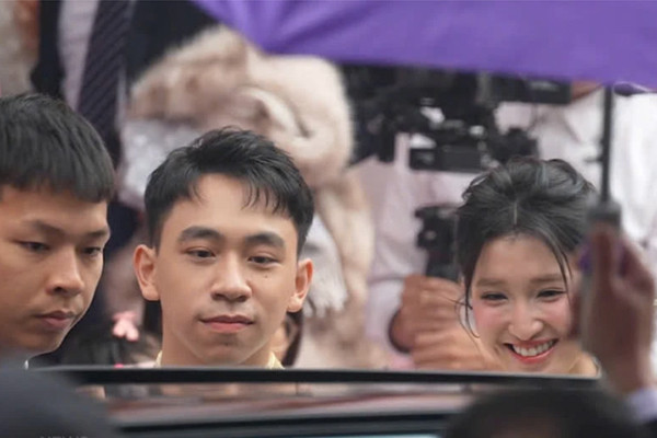 Con trai tỷ phú Phạm Nhật Vượng đến tặng cô dâu 1 thứ thuộc top đắt đỏ - Ảnh 3.