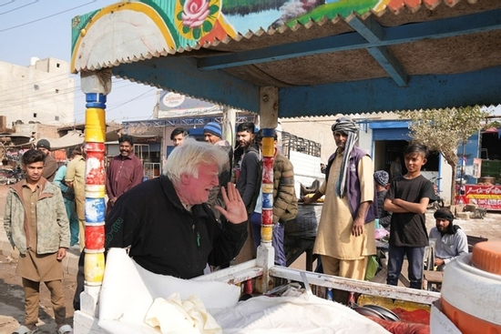 Cụ ông bán cháo sữa ở Pakistan gây chú ý vì vẻ ngoài giống ông Donald Trump