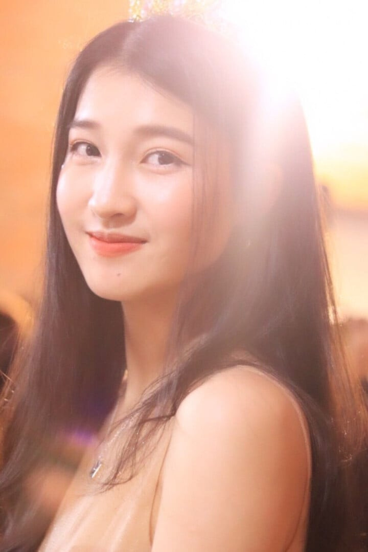 Mỹ nhân nói cô may mắn được sinh ra trong một gia đình ấm áp, đầy đủ tình yêu thương với môi trường giáo dục tốt theo hướng tự lập, tự quyết định và chịu trách nhiệm về cuộc đời từ nhỏ nên thấy mình dạn dĩ, trưởng thành hơn.