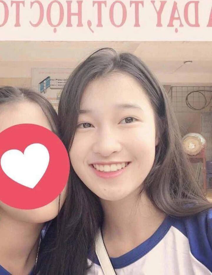 Từ những năm cấp 3, Phương Nhi đã định hướng theo đuổi ngành Luật, xuất phát từ niềm yêu thích đặc biệt với lĩnh vực này. Với lợi thế được tiếp xúc với tiếng Anh từ nhỏ và là thành viên tích cực của CLB Tiếng Anh tại trường, cô đã tự tin lựa chọn và trúng tuyển vào ngành Luật Thương mại quốc tế của Đại học Luật Hà Nội.