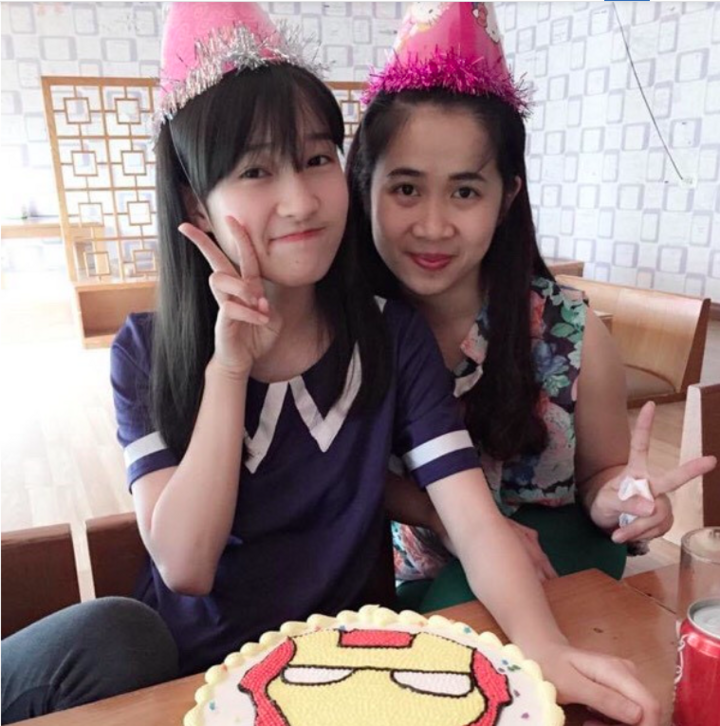 Ít ai biết rằng, phía sau vẻ ngoài rạng rỡ, Phương Nhi từng trải qua giai đoạn tự ti về một vết chàm nhỏ trên khuôn mặt. Theo thời gian, cô học cách yêu thương và trân trọng vẻ đẹp riêng của mình.