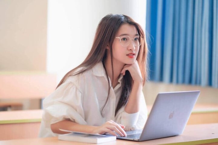 Phương Nhi từng là cô gái nhút nhát, ngại thể hiện bản thân, nhưng cô đã dũng cảm bước ra khỏi vùng an toàn, trong đó có việc đăng ký thi Miss World Vietnam 2022. Đây là một bước chuyển mình mạnh mẽ của cô. Trong cuộc thi, cô đã tự tin tỏa sáng trên sân khấu.