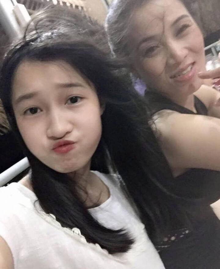 Phương Nhi thời học sinh có gương mặt bầu bĩnh, đôi mắt đen láy ngây thơ và nụ cười hiền. Cô được nhiều người nhận xét là bản sao của mẹ.