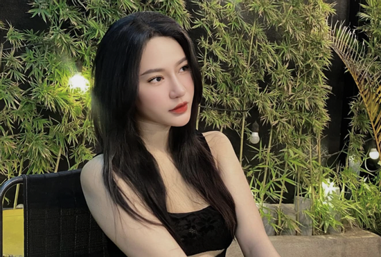 Bà xã thủ môn Đình Triệu - cựu thí sinh The Face gây chú ý với sắc vóc gái một con