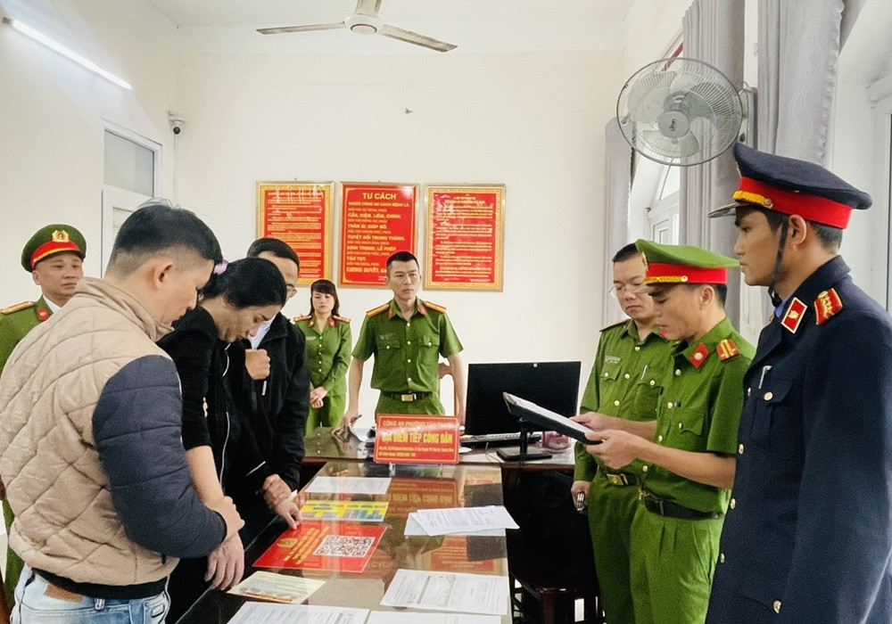 CLIP: Nghe lệnh bắt giam, cô gái ở Quảng Nam