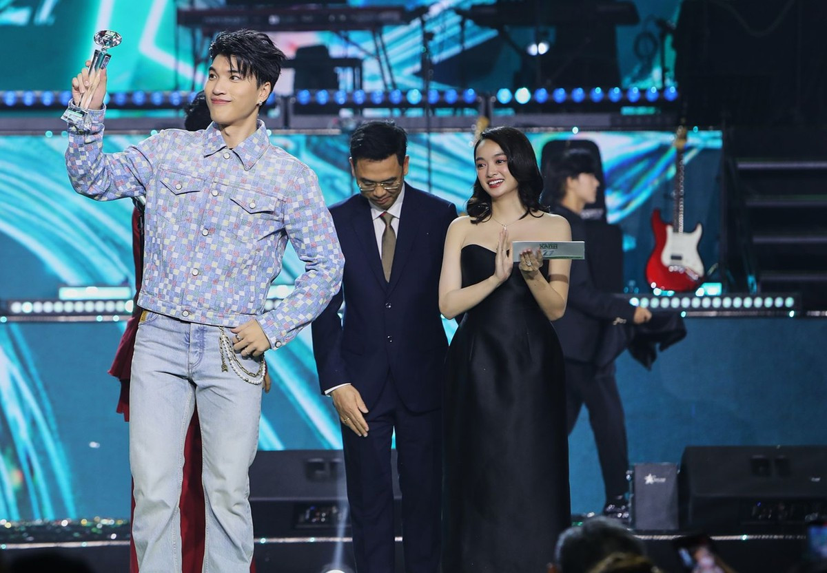 Hieuthuhai đánh bại Sơn Tùng ảnh 1