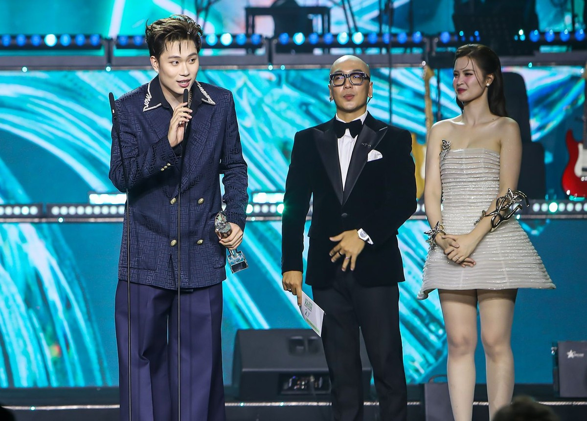 Hieuthuhai đánh bại Sơn Tùng ảnh 3