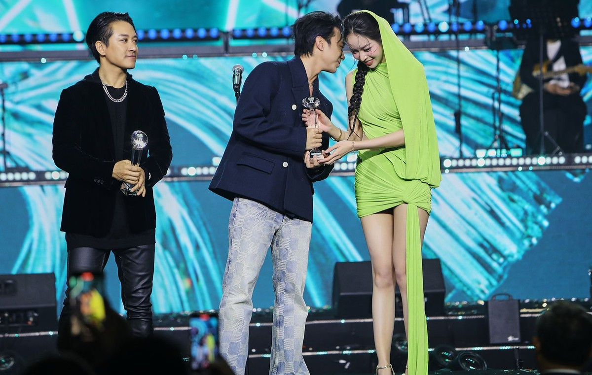 Hieuthuhai đánh bại Sơn Tùng ảnh 10