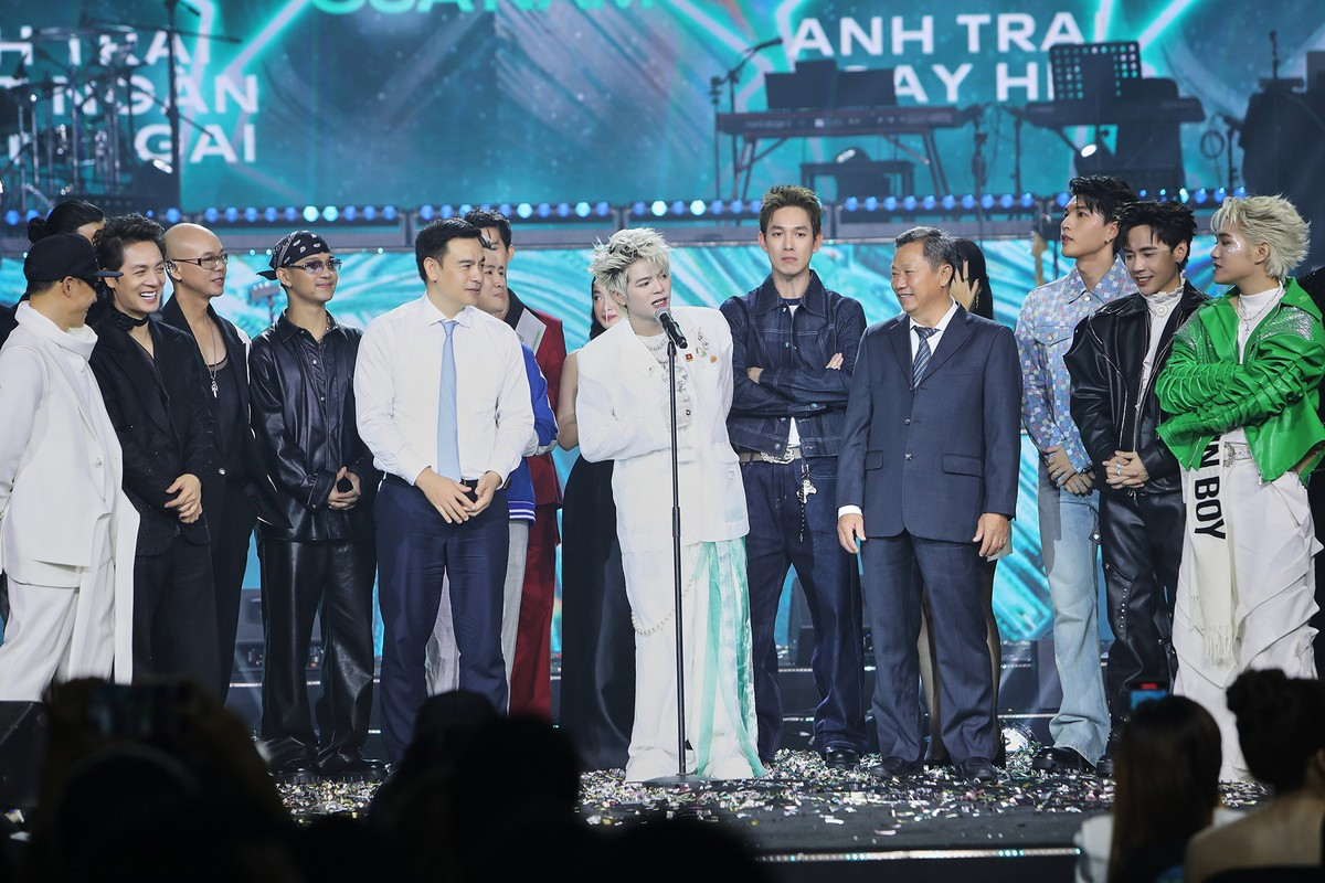 Hieuthuhai đánh bại Sơn Tùng ảnh 13