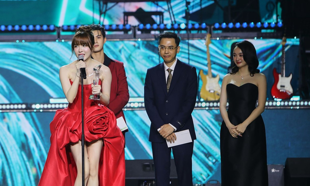 Hieuthuhai đánh bại Sơn Tùng ảnh 6