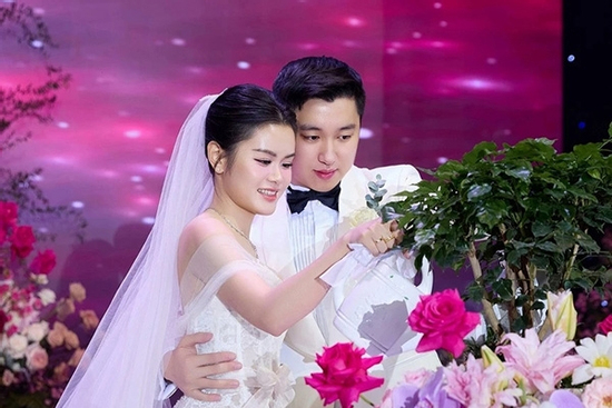 Sắc vóc anh trai, chị dâu Á hậu Phương Nhi khiến dân mạng khen ngợi hết lời