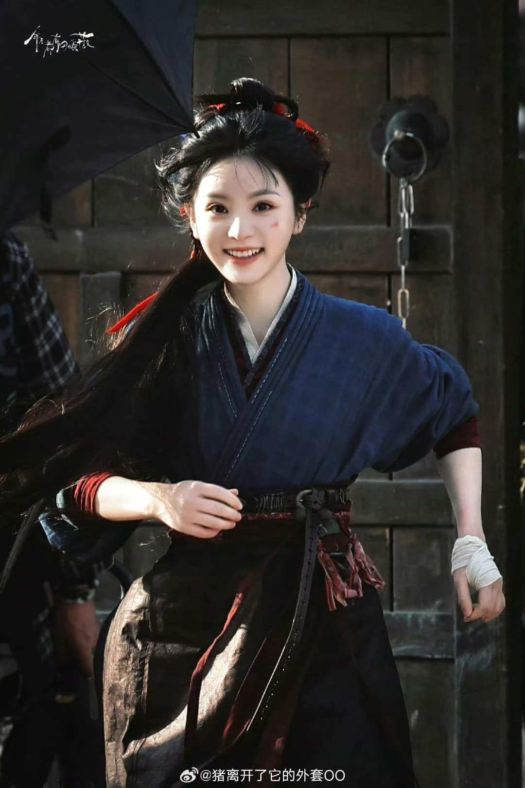 Điền Hi Vi 'gây sốt' khi cõng Trương Lăng Hách cao hơn 1m8 trên lưng trong phim mới - Ảnh 5