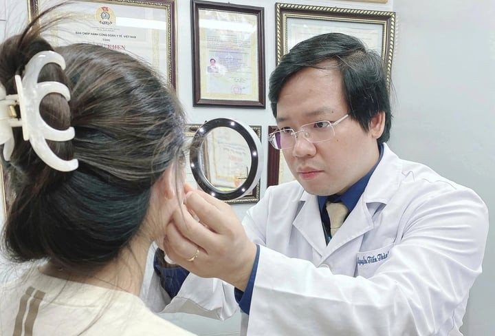 Bác sĩ kiểm tra da cho người bệnh gặp biến chứng do bôi kem không nguồn gốc. (Ảnh: BSCC)