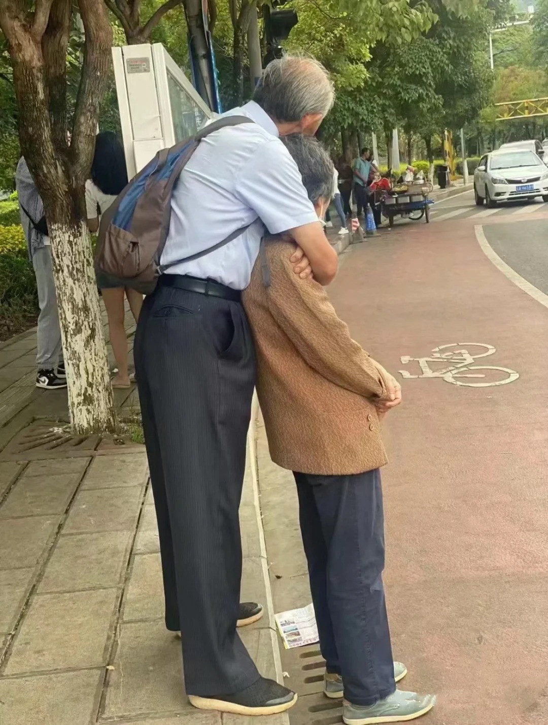 Loạt hành động khó tin của những cặp yêu nhau khi về già khiến cả khu phố ngoái nhìn, lập tức bật camera lên