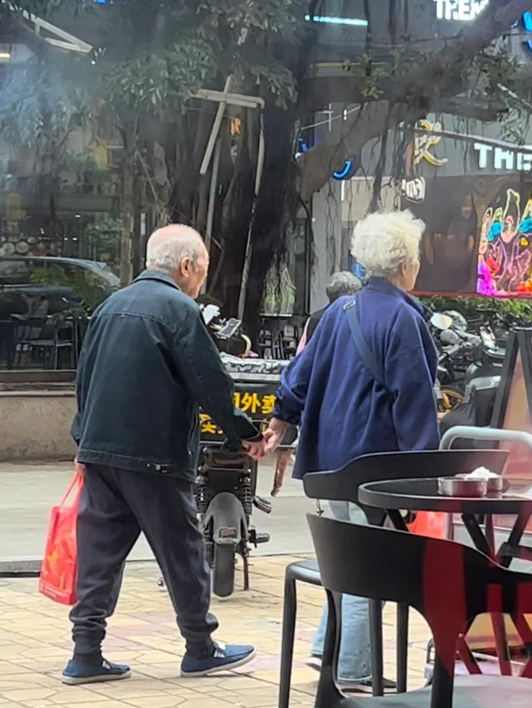 Loạt hành động khó tin của những cặp yêu nhau khi về già khiến cả khu phố ngoái nhìn, lập tức bật camera lên