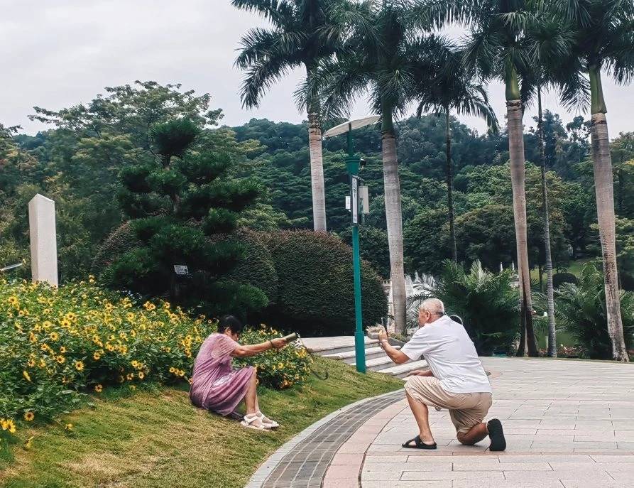 Loạt hành động khó tin của những cặp yêu nhau khi về già khiến cả khu phố ngoái nhìn, lập tức bật camera lên