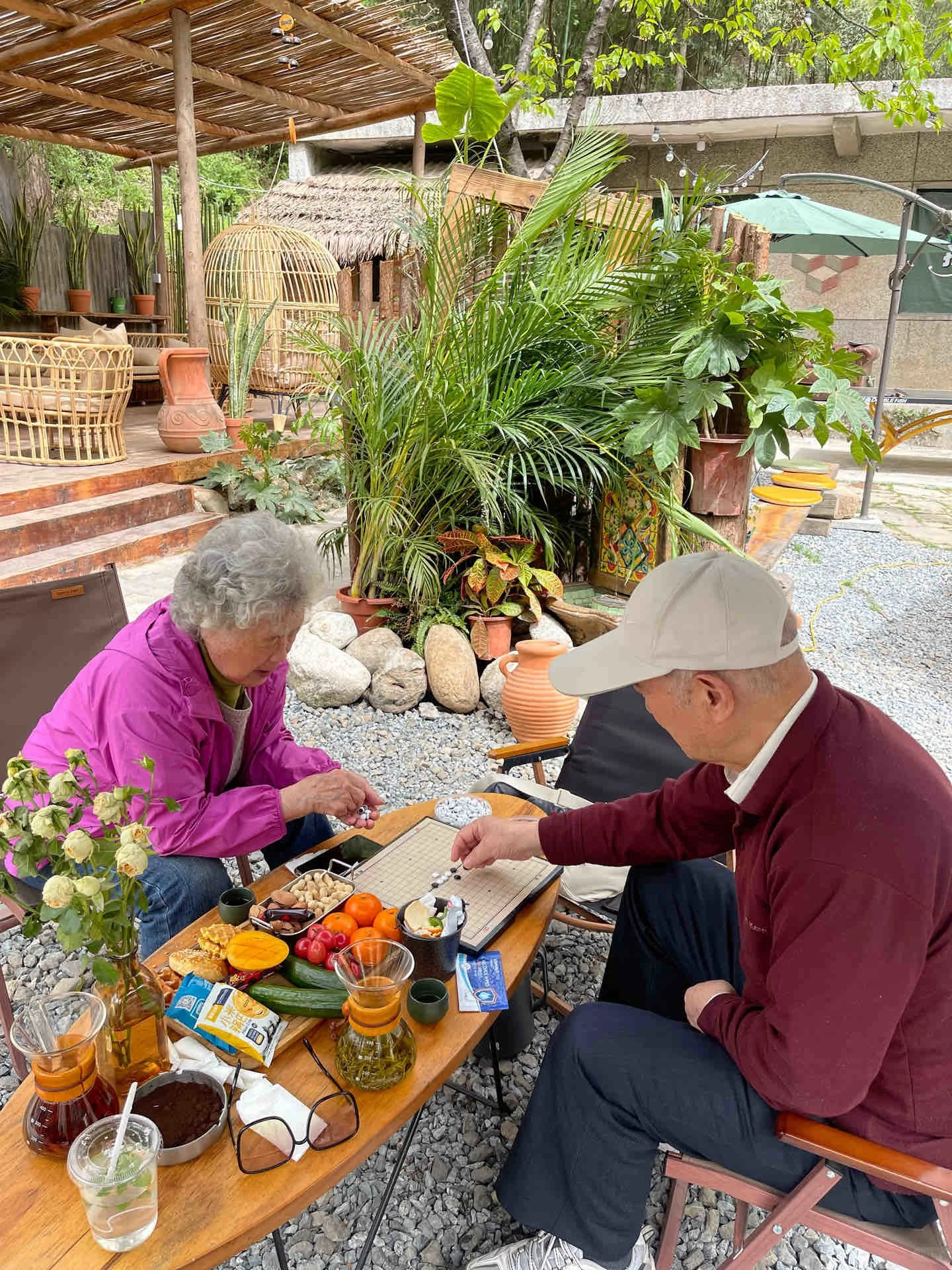 Loạt hành động khó tin của những cặp yêu nhau khi về già khiến cả khu phố ngoái nhìn, lập tức bật camera lên