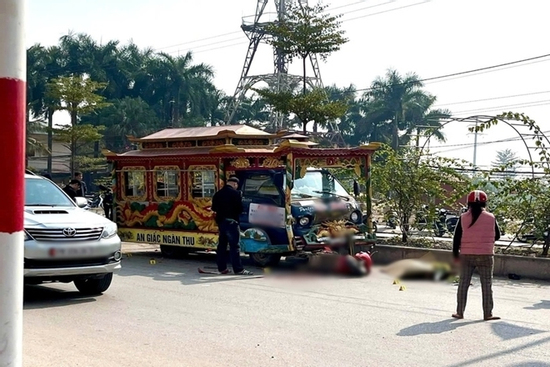 Xót xa hiện trường vụ xe tang tông xe máy dừng đèn đỏ, gây thương vong