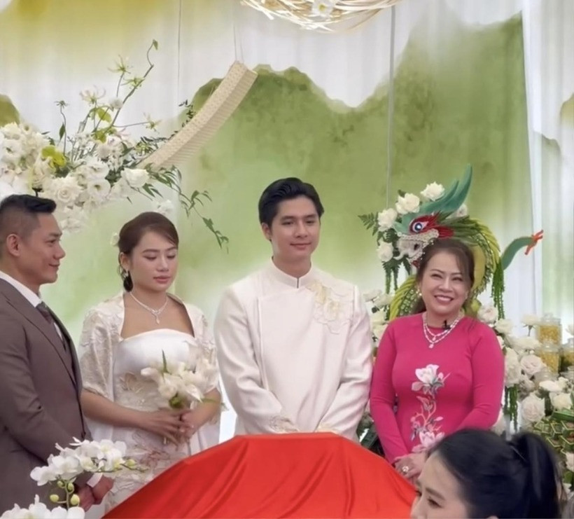 Mẹ cô dâu bất ngờ tuyên bố, sắp tới sẽ tặng thêm cho vợ chồng con cô dâu thêm 1.000 lượng vàng làm vốn. Ảnh: Saostar.