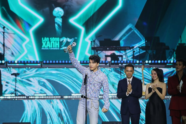 Hieuthuhai giành 3 chiếc cúp tại Làn Sóng Xanh 2024.