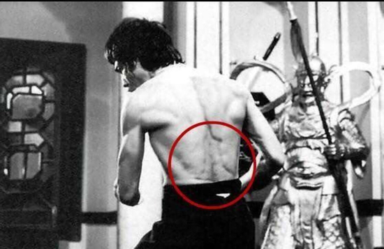 Lý Tiểu Long tập luyện với dòng điện khiến đồng nghiệp sợ hãi