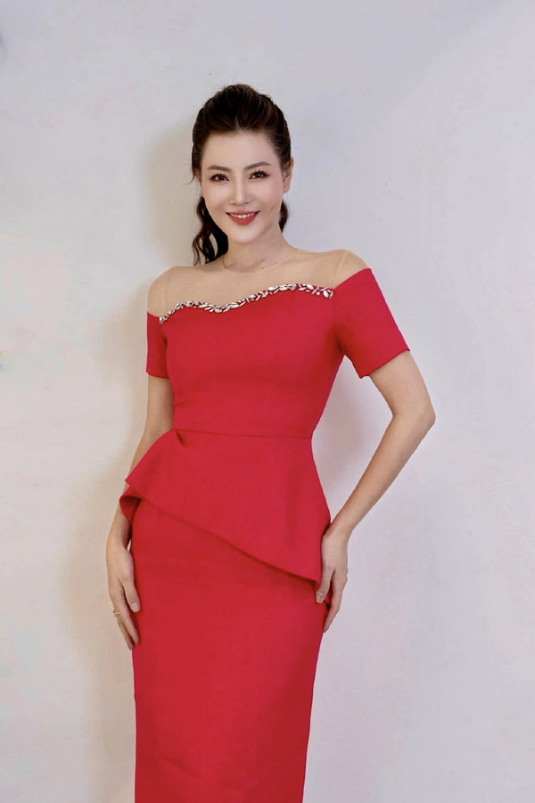 'Nhân sự mới' của Táo quân 2025 thăng hạng cả nhan sắc lẫn sự nghiệp sau ly hôn - Ảnh 7.