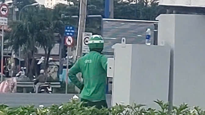 Xác định người đàn ông nghi điều chỉnh đèn tín hiệu giao thông- Ảnh 1.