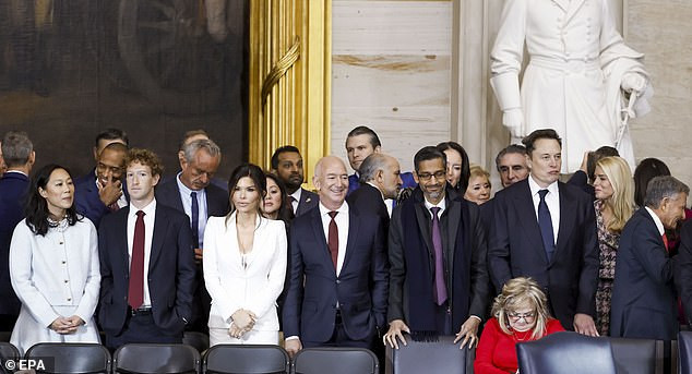 Khi một bức ảnh chụp một số ông trùm hàng đầu thế giới ngồi cùng nhau tại sự kiện xuất hiện, nhiều người đã vô cùng kinh ngạc trước khối tài sản khổng lồ của những người thân cận với Donald.