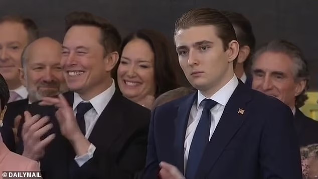 Khoảnh khắc gây bão của Elon Musk và Barron Trump ảnh 1