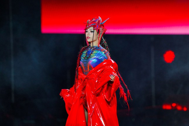 Xứng danh 'nữ hoàng gen Z' của V-pop, tlinh 'càn quét' các bảng xếp hạng, ẵm trọn nhiều giải thưởng âm nhạc ảnh 8