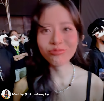 Chứng kiến nụ hôn của MisThy, nữ streamer nổi tiếng