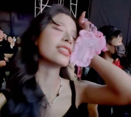 Chứng kiến nụ hôn của MisThy, nữ streamer nổi tiếng