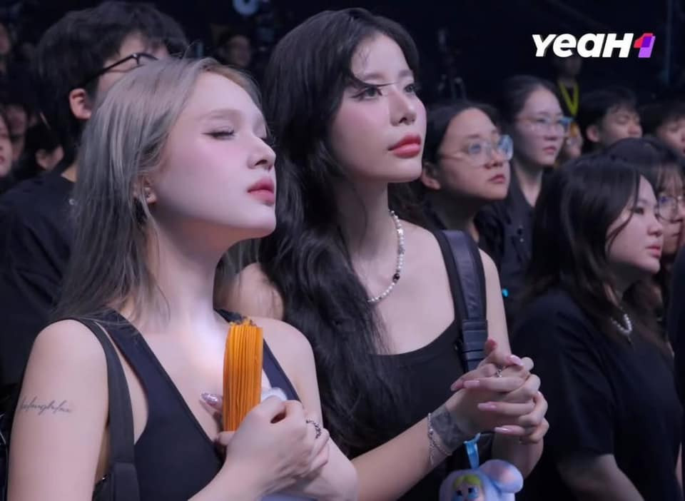 Chứng kiến nụ hôn của MisThy, nữ streamer nổi tiếng