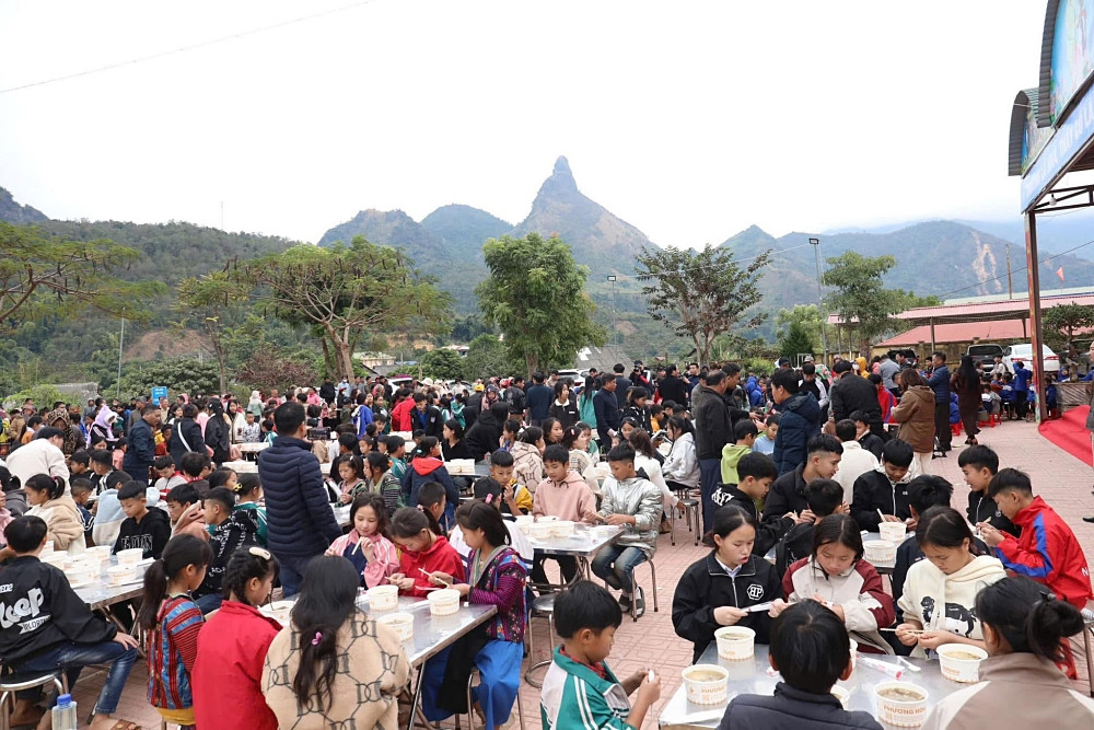 ho quynh huong tu thien.jpg