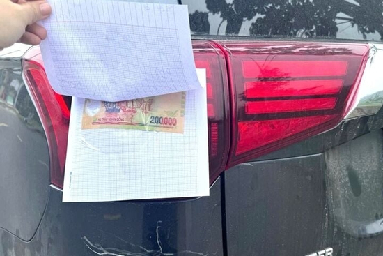 Lời xin lỗi đặc biệt của nam sinh đụng vào ô tô đậu bên đường