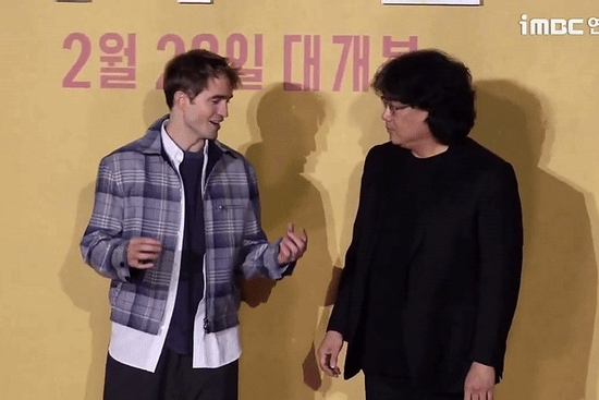 Robert Pattinson lóng nga lóng ngóng trên thảm đỏ Hàn Quốc