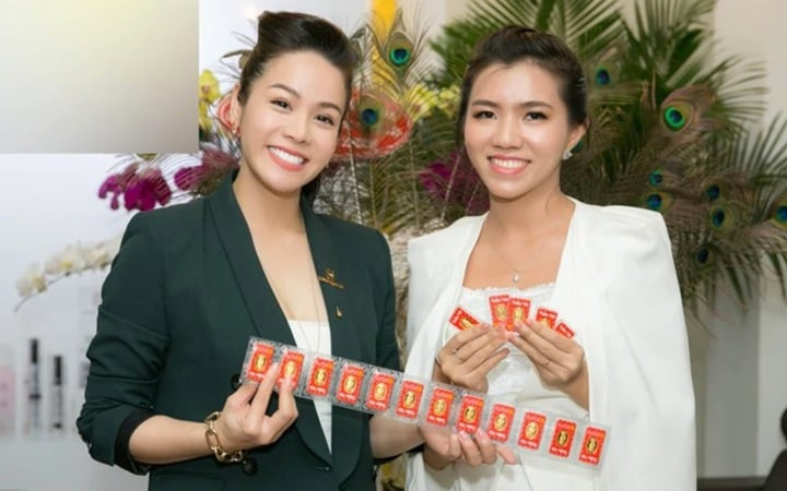 Nhật Kim Anh tặng vàng cho nhân viên của mình.