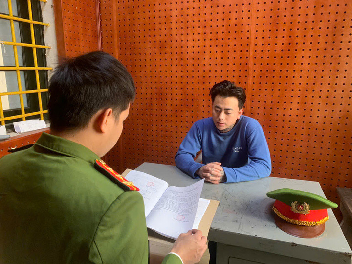 TikToker 'Nam Birthday' tại trụ sở công an. (Ảnh: Công an tỉnh Hưng Yên)