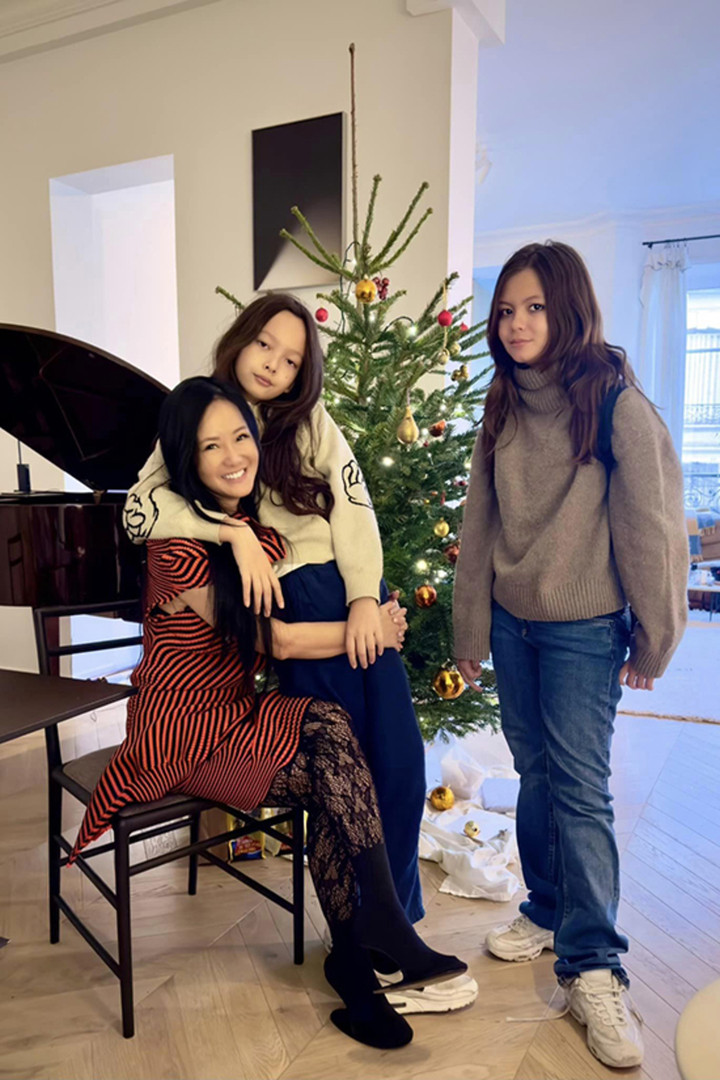 Hồng Nhung và hai con.