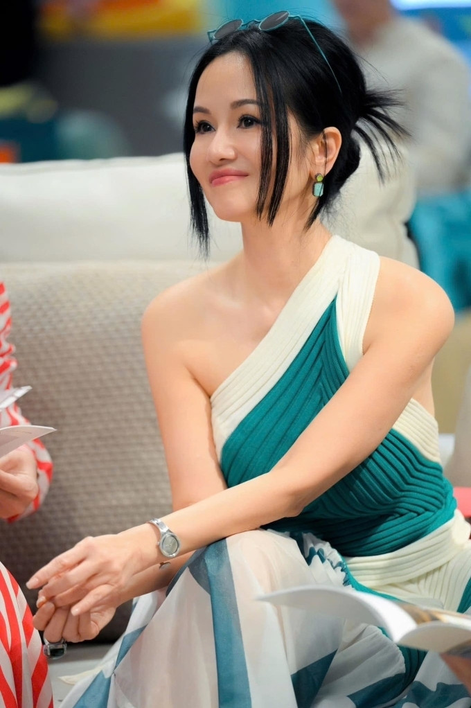 Hồng Nhung hiện đang ở Singapore để điều trị bệnh.