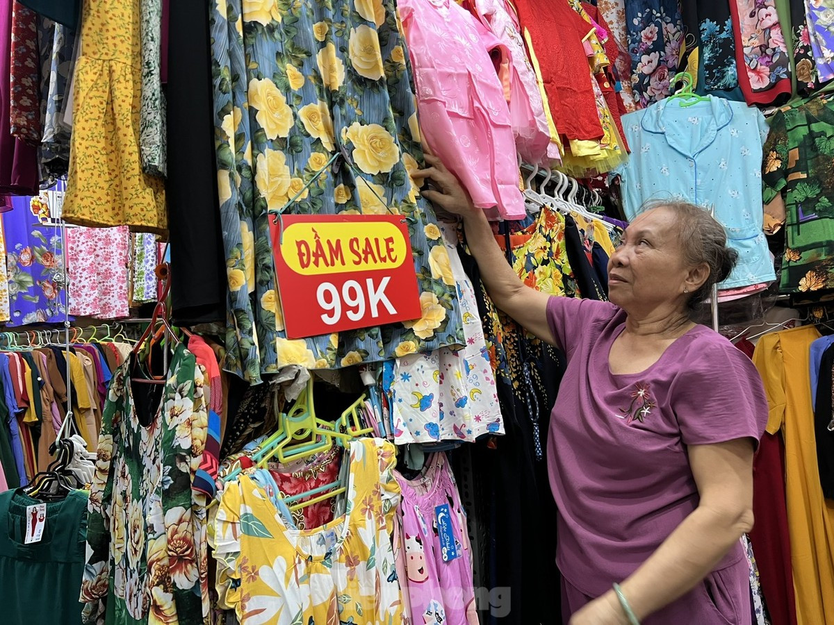 Tiểu thương rớm nước mắt 'chưa năm nào Tết lại ế ẩm thế này' ảnh 4