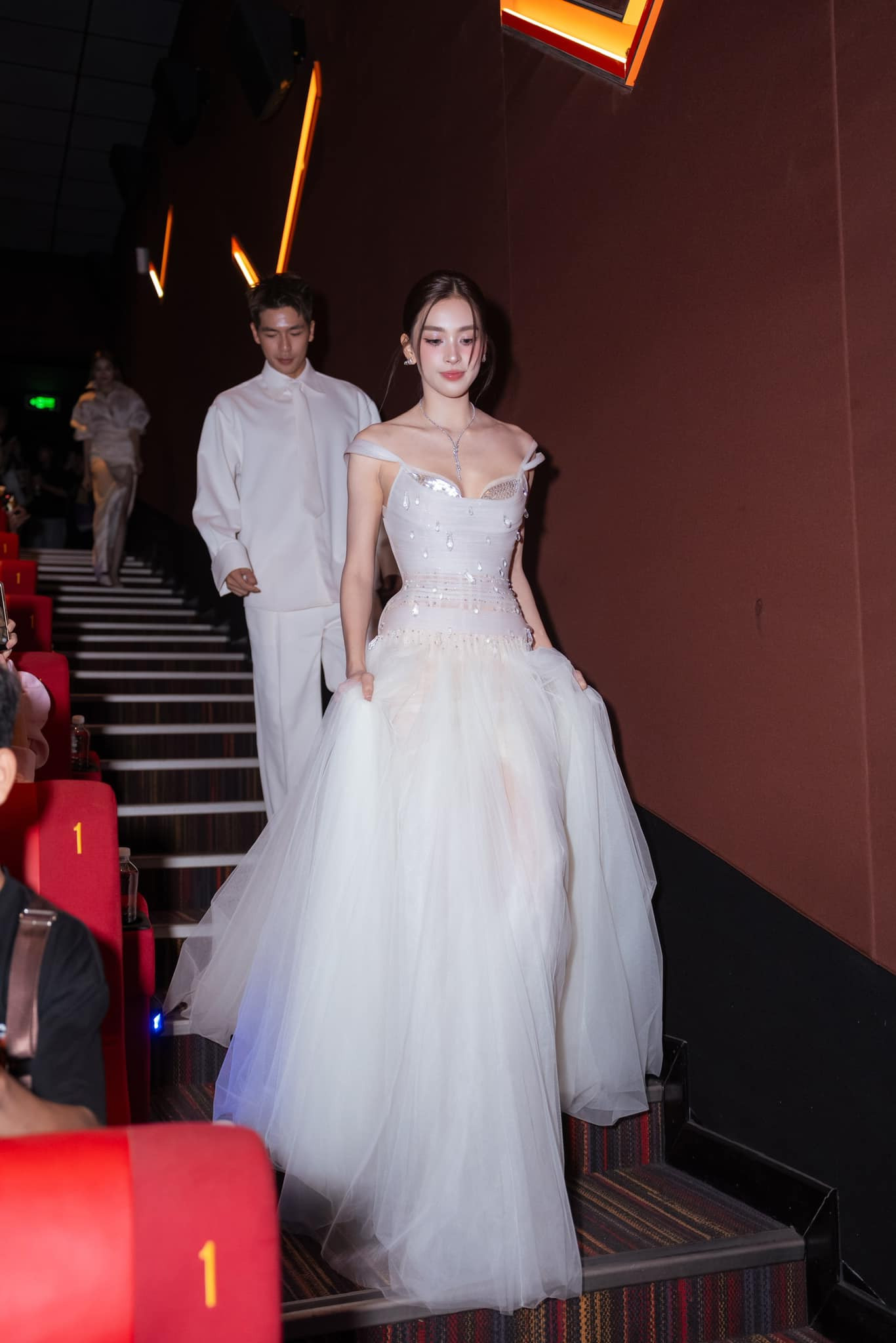 Tiểu Vy đeo trang sức gần 3 tỷ đồng đọ sắc với Đỗ Mỹ Linh - Ảnh 2.