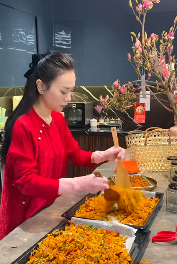 Cặp song sinh nhà Phương Oanh Shark Bình ngộ nghĩnh xem ông bà ngoại gói bánh chưng - Ảnh 6.