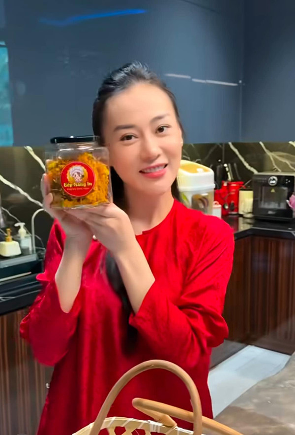 Cặp song sinh nhà Phương Oanh Shark Bình ngộ nghĩnh xem ông bà ngoại gói bánh chưng - Ảnh 7.