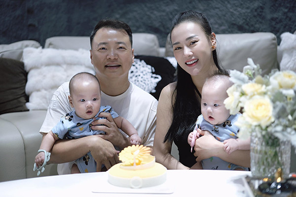 Cặp song sinh nhà Phương Oanh Shark Bình ngộ nghĩnh xem ông bà ngoại gói bánh chưng - Ảnh 9.